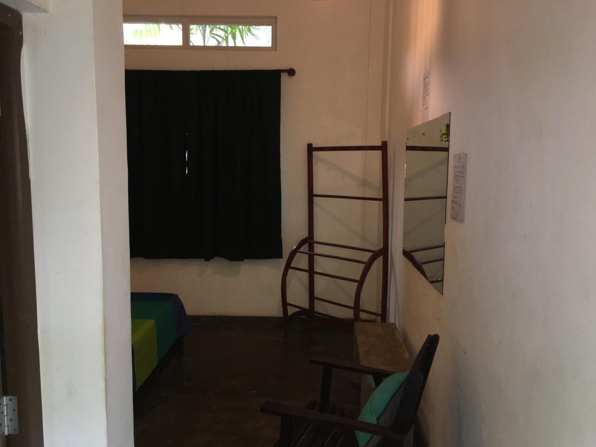 Colombo Beach Hostel Dehiwala-Mount Lavinia Bagian luar foto